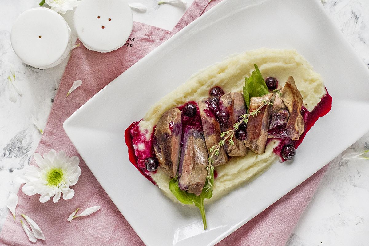 Изысканное утиное филе с пюре из сельдерея и смородиновым соусом