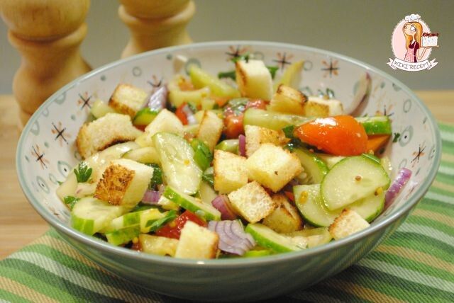 Салат панцанелла: как простые овощи и хрустящие сухарики создают свежий вкус