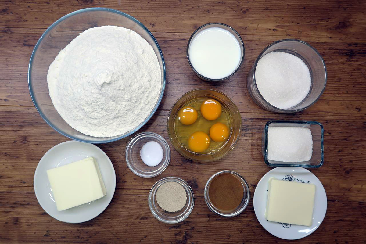 Вдохновляющий пасхальный кулич синнабон с корицей для вашего стола