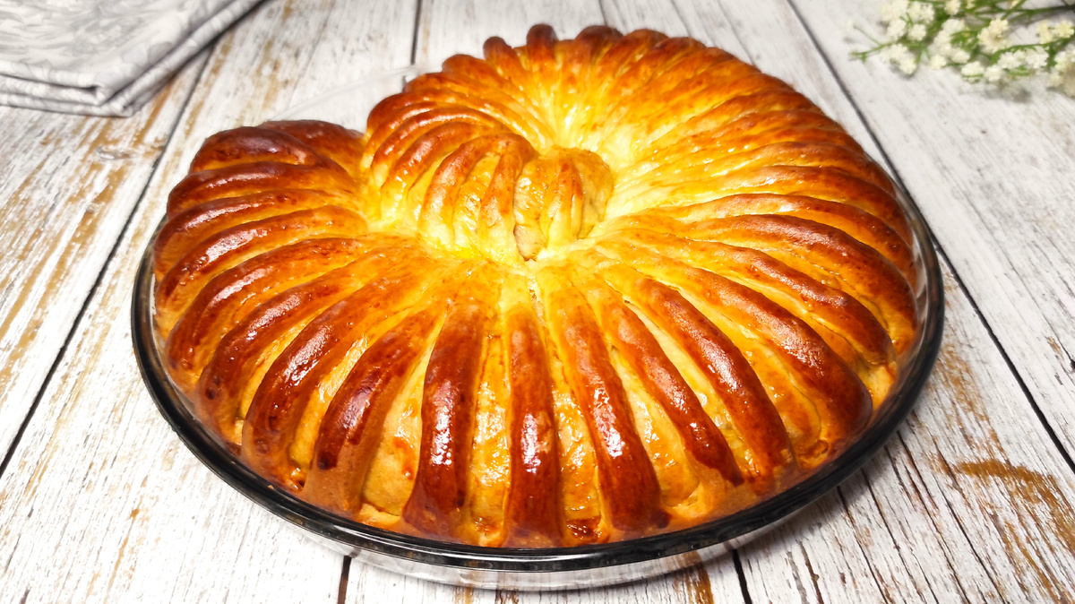 Как испечь сладкий пирог "Улитка" с вареной сгущенкой