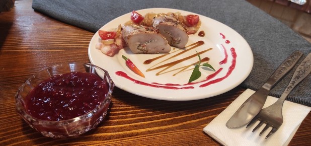 Современные куриные рулетики с беконом и брусничным соусом
