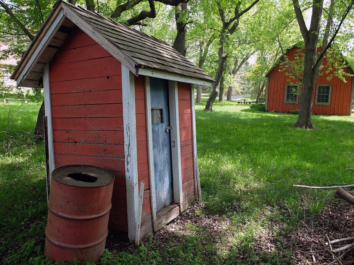 Комфорт и гигиена: как правильно оборудовать дачный туалет