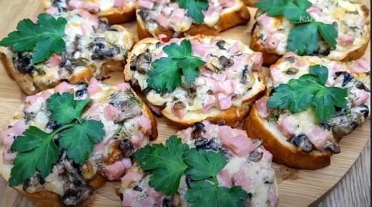 Вкусные горячие бутерброды с грибами и колбасой: находка для вечеринки
