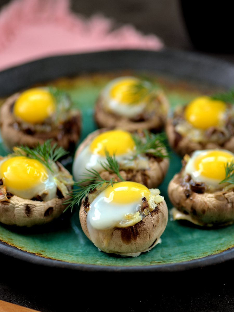 Шампиньоны с перепелиными яйцами: эффектная закуска на любой праздник