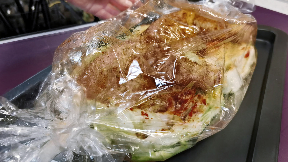 Простота и вкус: оригинальный ужин из капусты и куриных окорочков