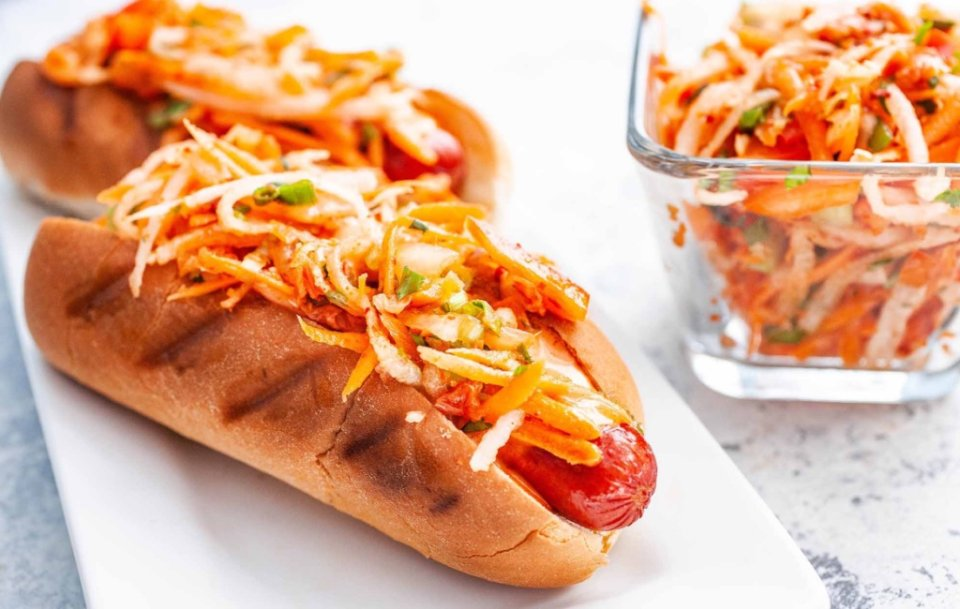 Новый взгляд на классический хот-дог с корейской морковкой