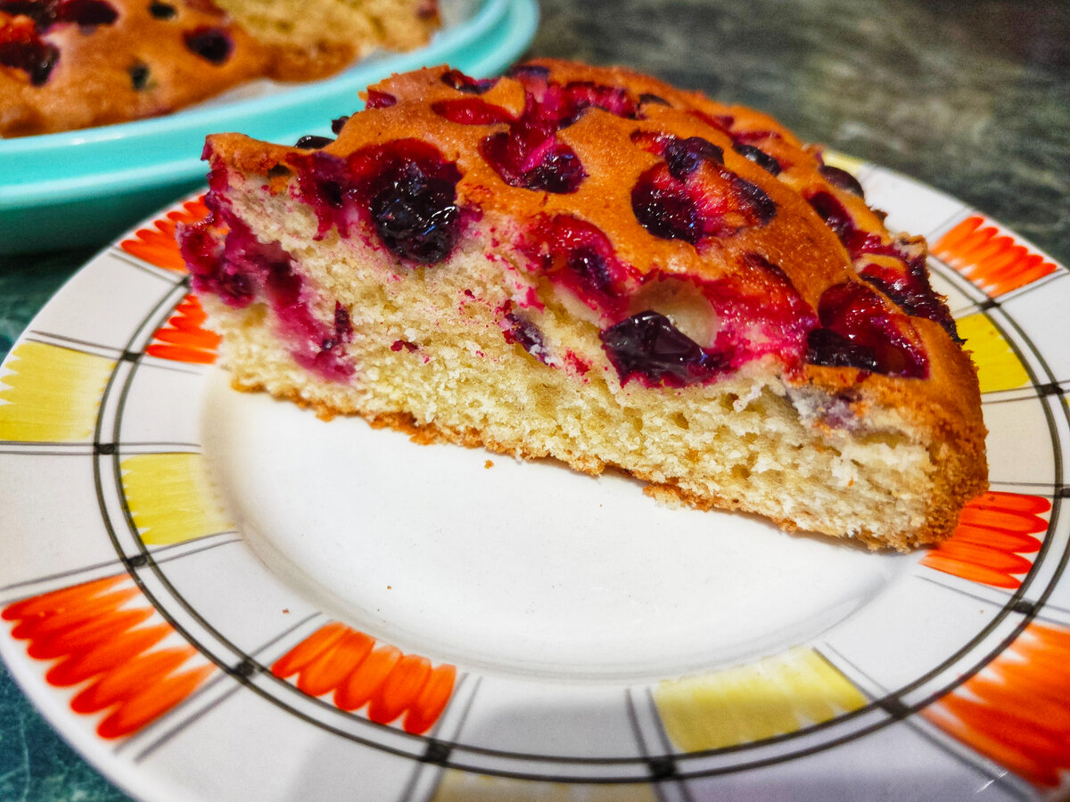 Нежный ягодный пирог с черной смородиной