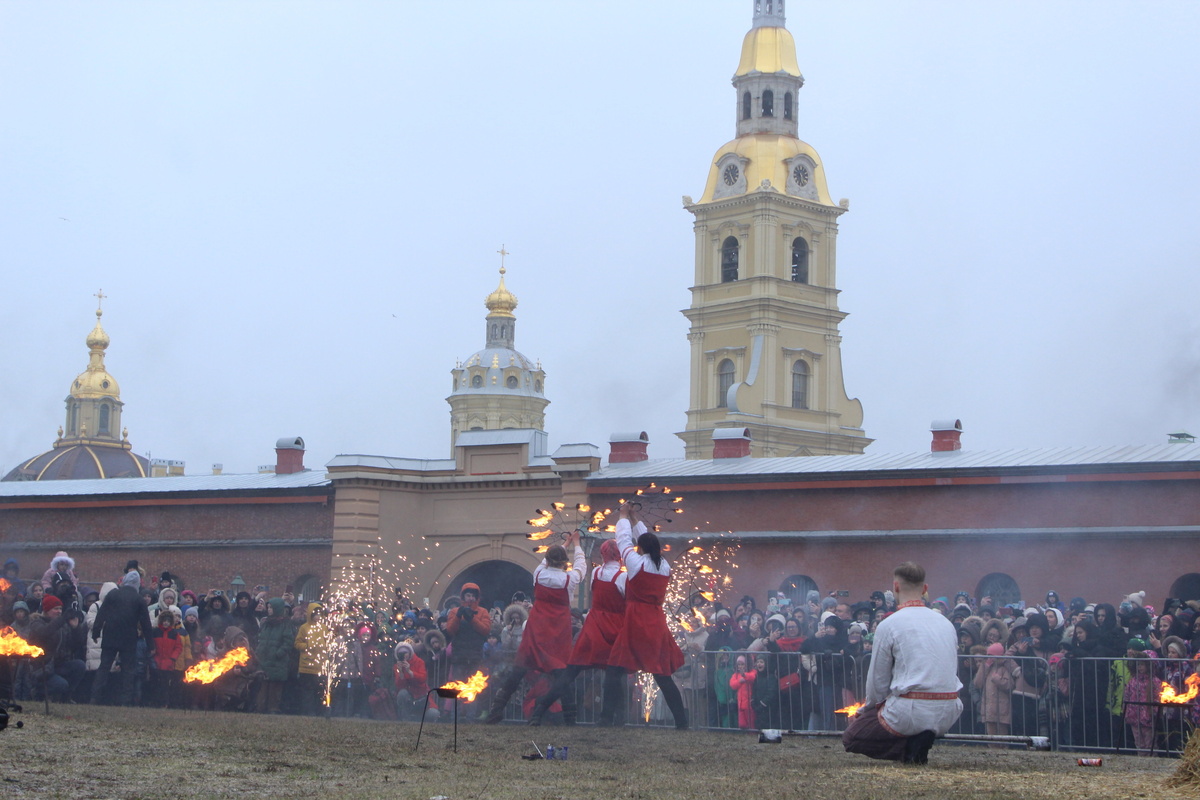 700 килограммов блинов и световое шоу: чем удивит Масленица в Петропавловской крепости