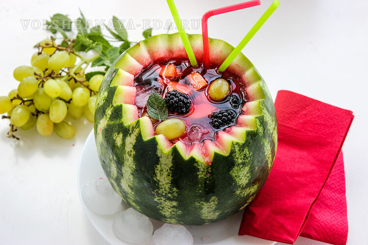 Освежающий крюшон в арбузе: идеально для летних встреч