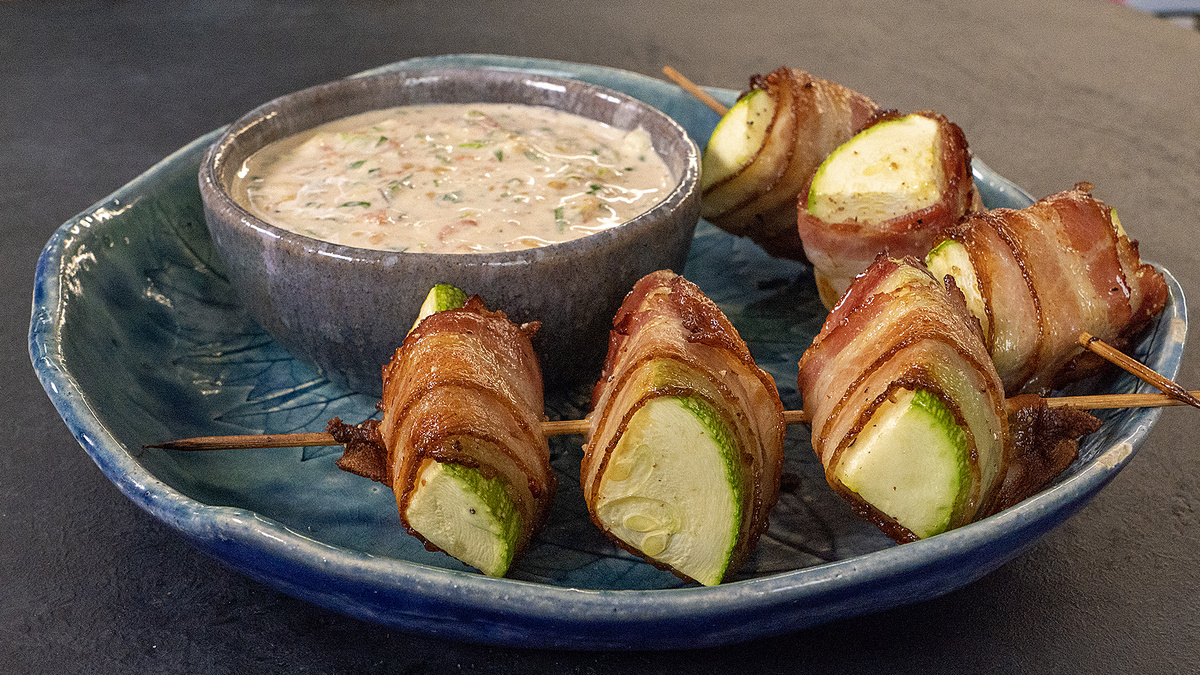 Вкусное решение для кабачков: шашлык с беконом и необычный соус