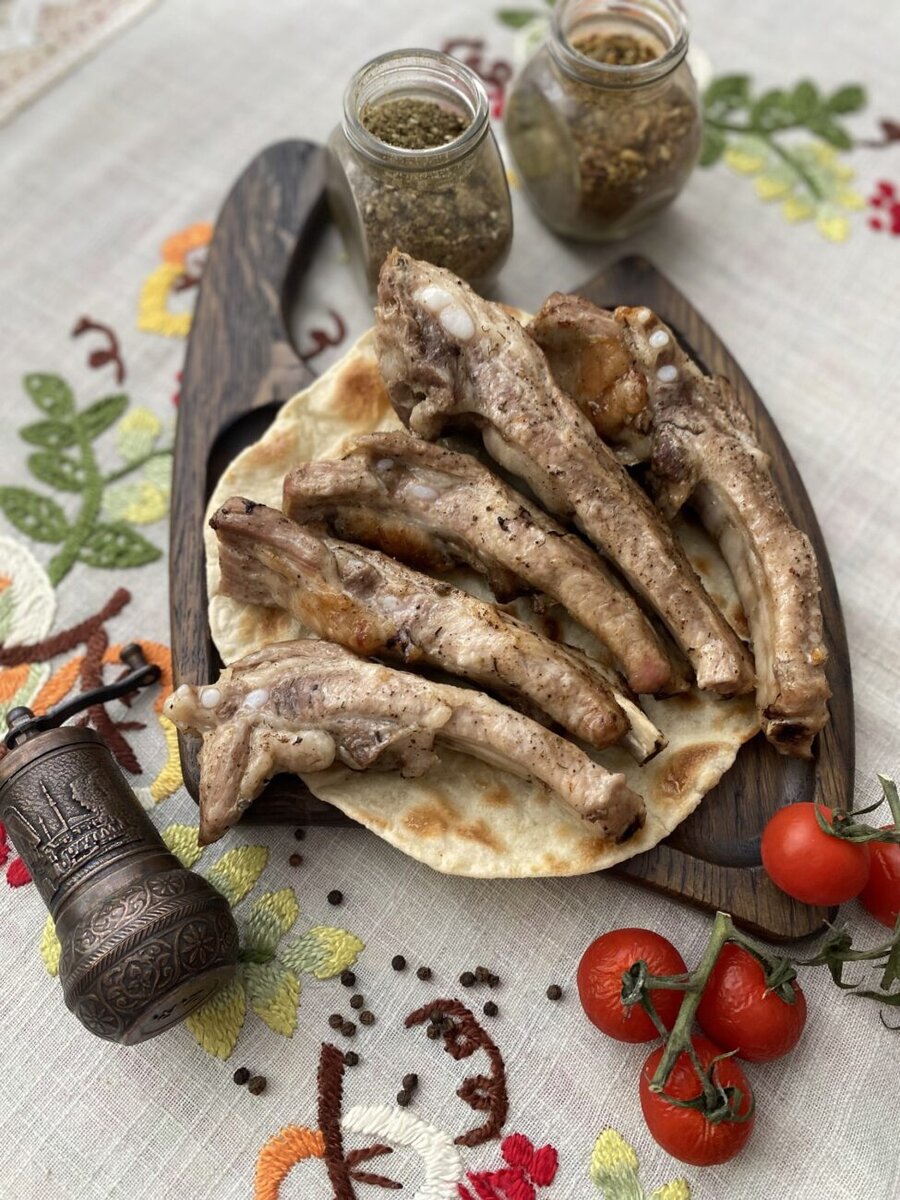 Запеченные свиные ребрышки