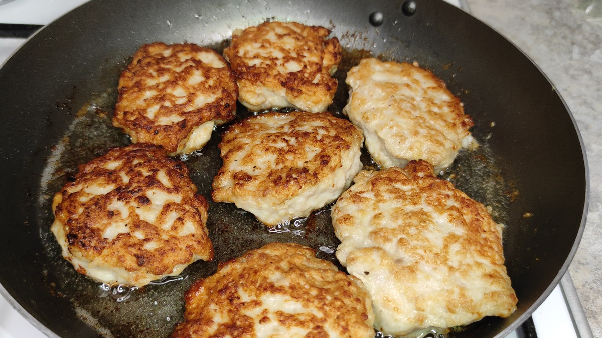 Нежные мясные оладьи на кефире — идеальный вариант для всей семьи