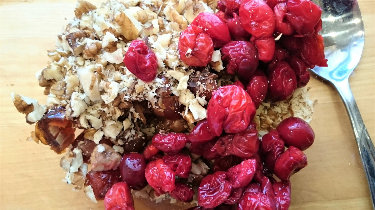 Нежный фруктово-ореховый кекс: как создать сладкое лакомство с финиками и вишней