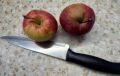 Как поделить два яблока на троих одним движением ножа?
