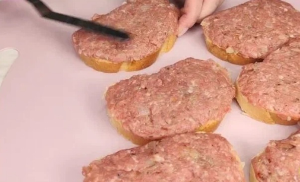 Пикантные бутерброды с фаршем: простота и вкус на каждый день