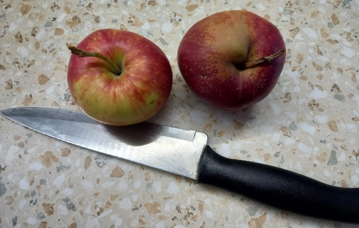 Как поделить два яблока на троих одним движением ножа?