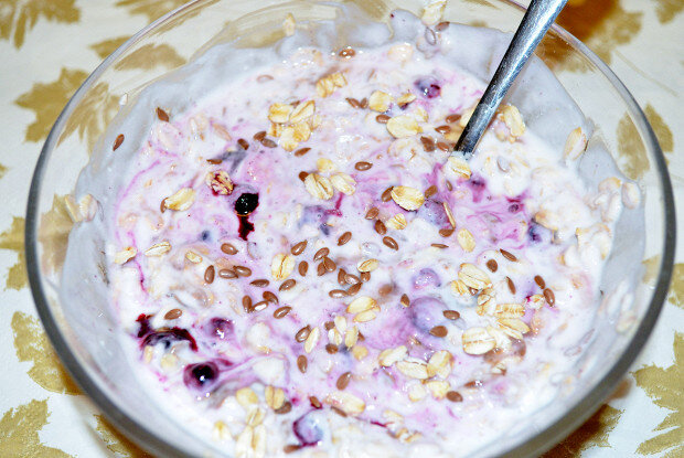 Как сделать утро ярче: оригинальный завтрак с ягодами и йогуртом