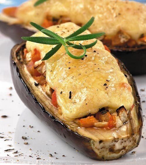 Фаршированные баклажаны-лодочки с сыром