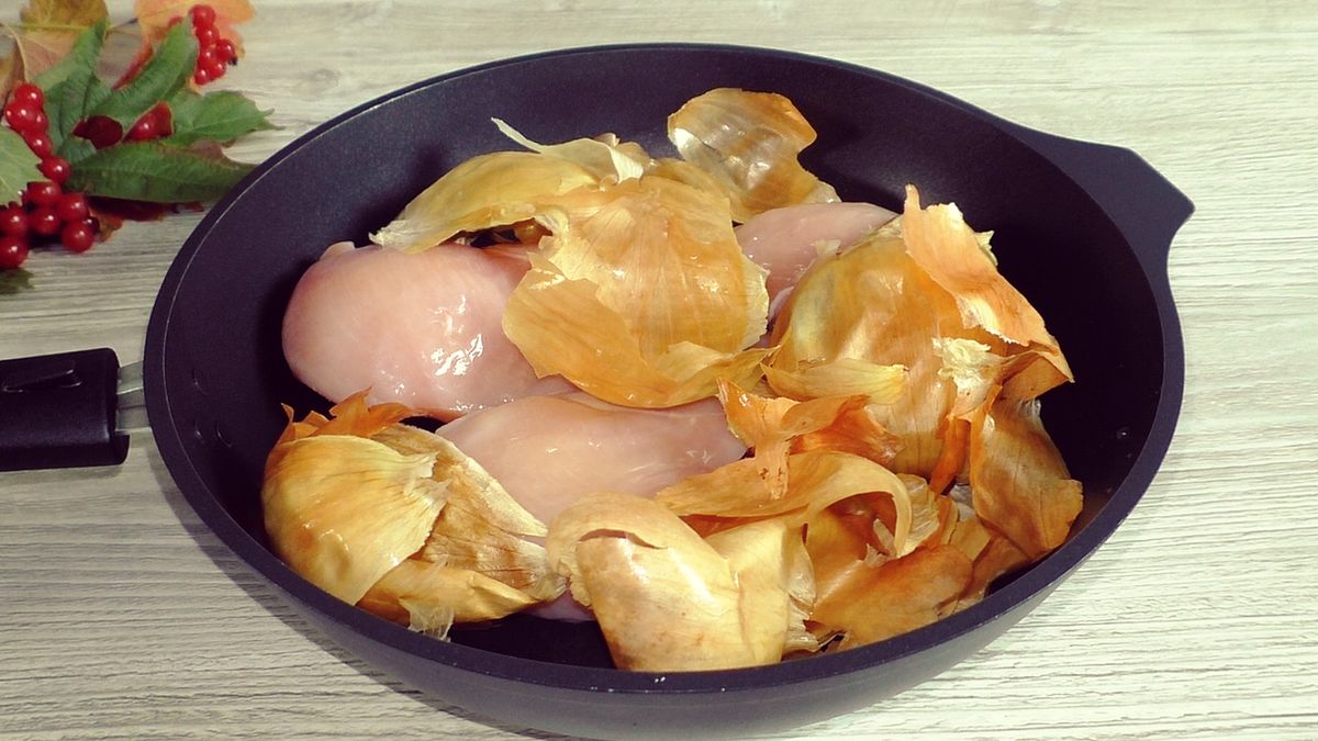 Необычный способ приготовления куриного филе с луковой шелухой