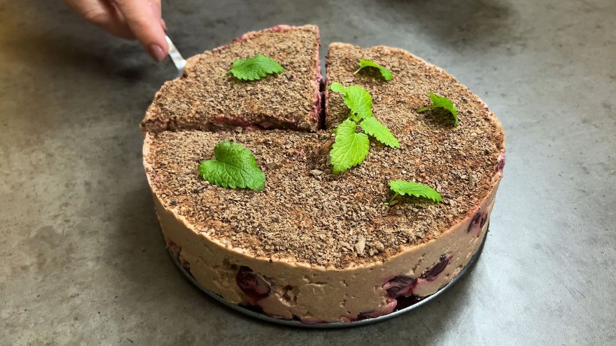 Восхитительный шоколадный десерт с вишней без выпечки