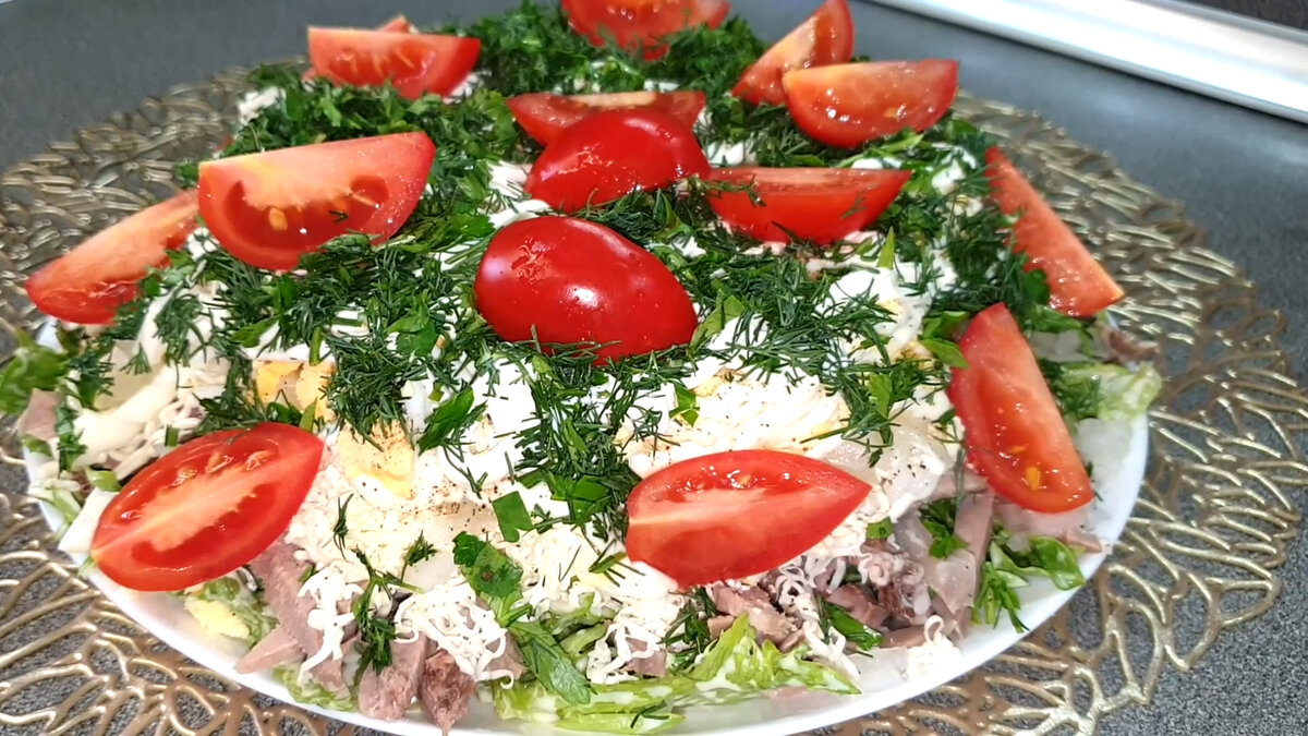 Слоеный салат, который не надоедает: оригинальный рецепт