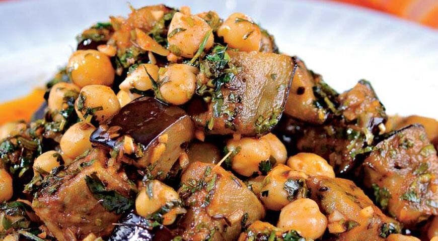 Неповторимый салат из баклажанов и нута с пряным соусом