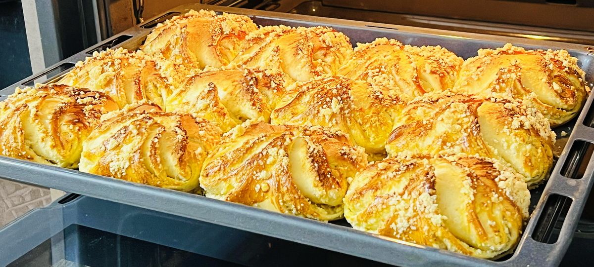 Нежные булочки для чаепития: простой рецепт с ореховой начинкой