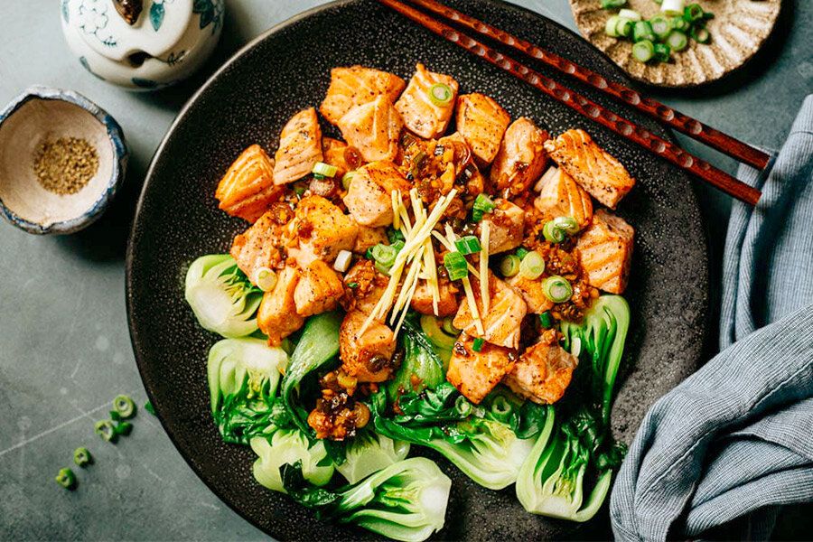 Как приготовить жареный лосось с бок-чой и ароматным соусом