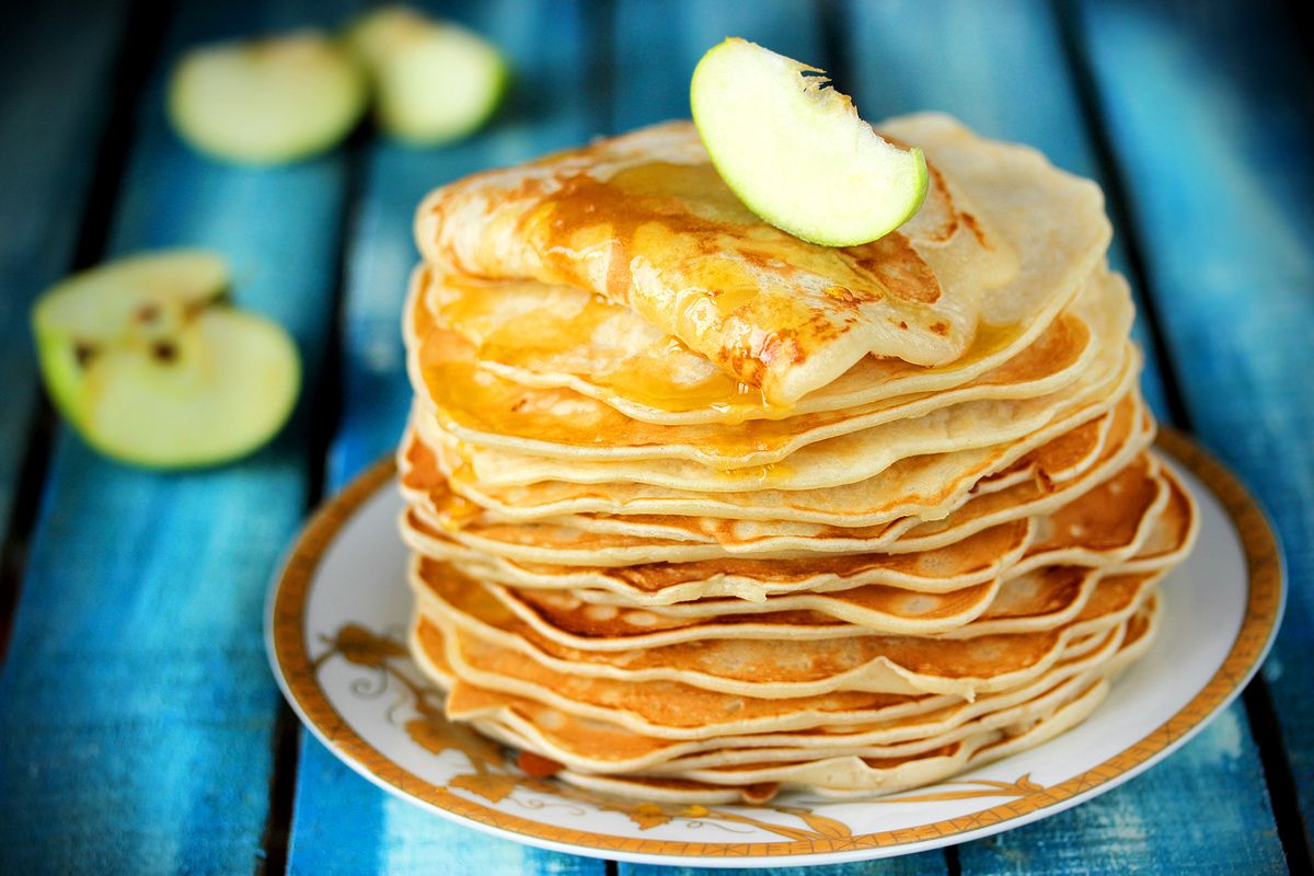 Как приготовить нежные блинчики с яблоками: простой рецепт для идеального завтрака