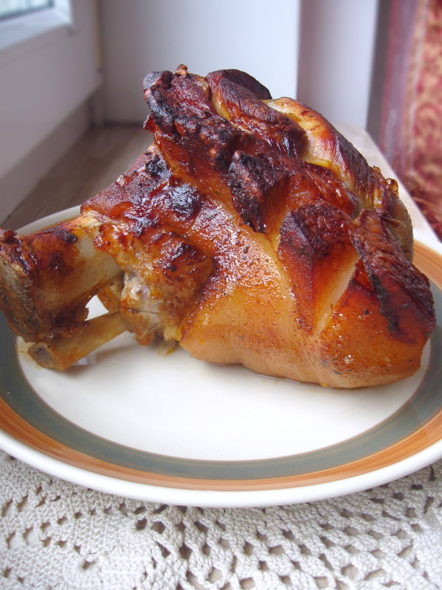 Как приготовить идеальную свиную рульку для праздничного стола