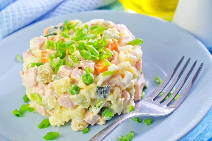 Как приготовить весенний салат Оливье к 8 марта: уникальный рецепт для праздничного стола