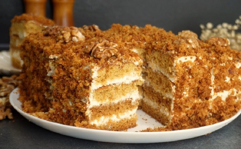 Медовик за 15 минут: легкий и вкусный десерт для любого праздника