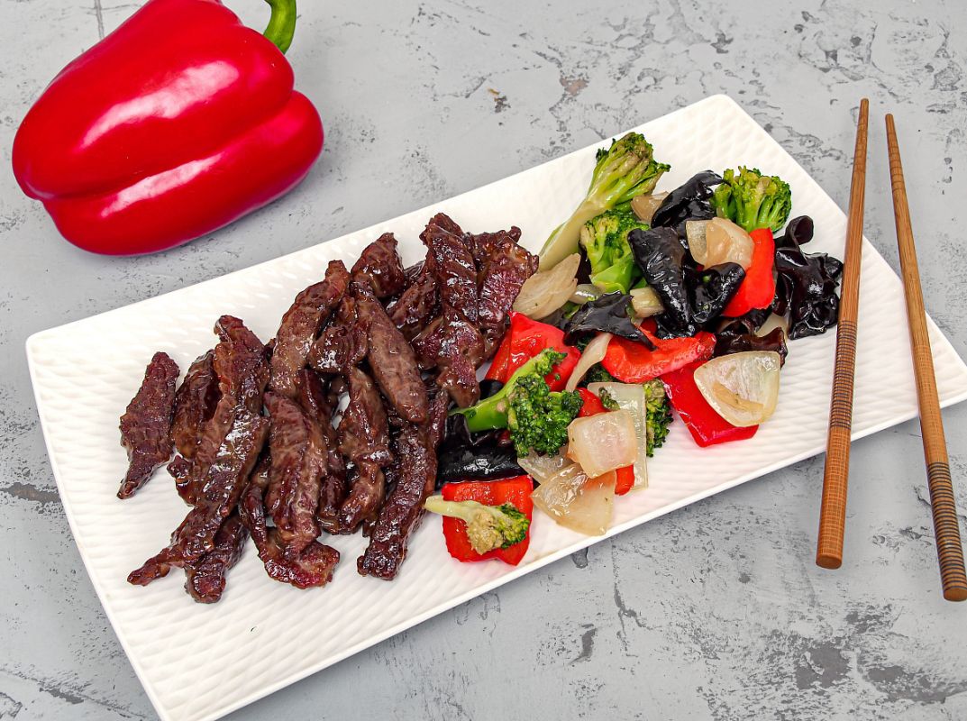 Секреты приготовления говядины "Чоп суэй" с демигласом и стир-фрай овощами