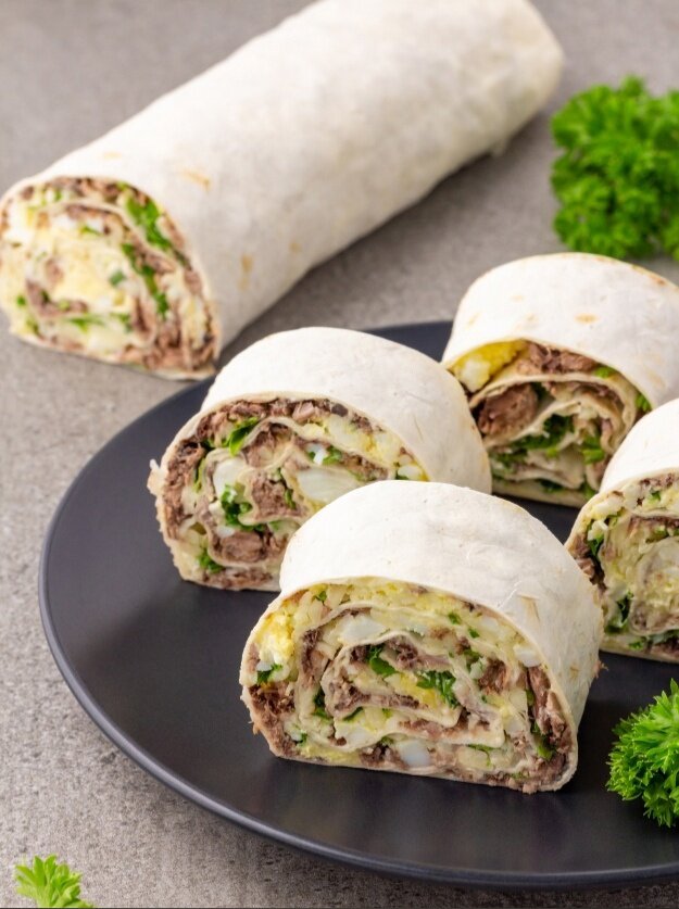 Нежный рулет из лаваша с тунцом и сыром: быстрый рецепт