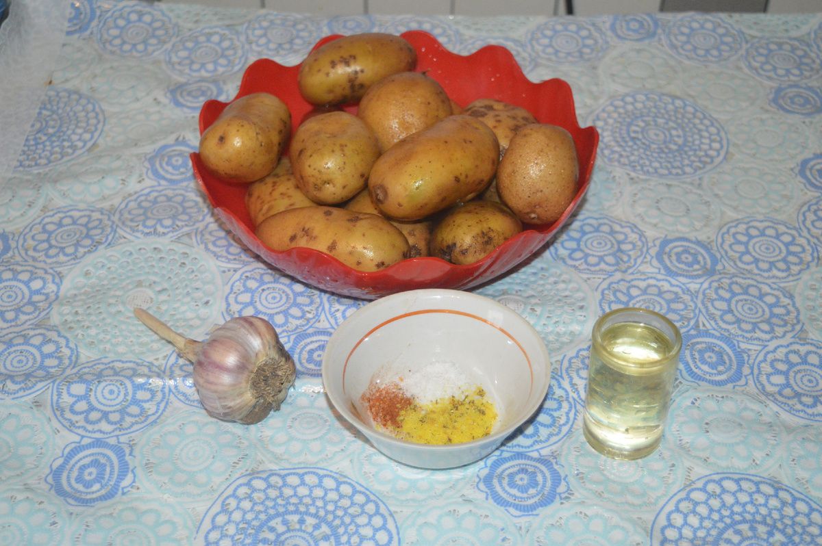 Пикантная картошка по-деревенски: как приготовить дома