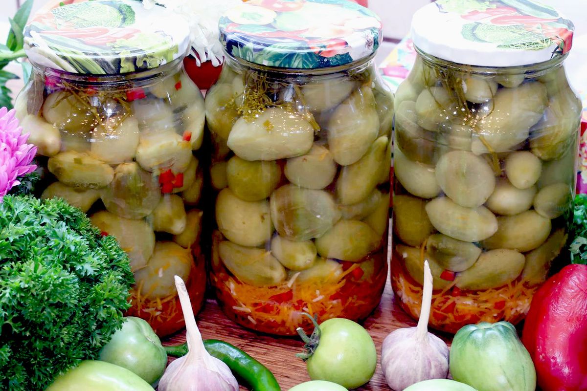 Как приготовить маринованные зелёные помидоры с аджикой на зиму