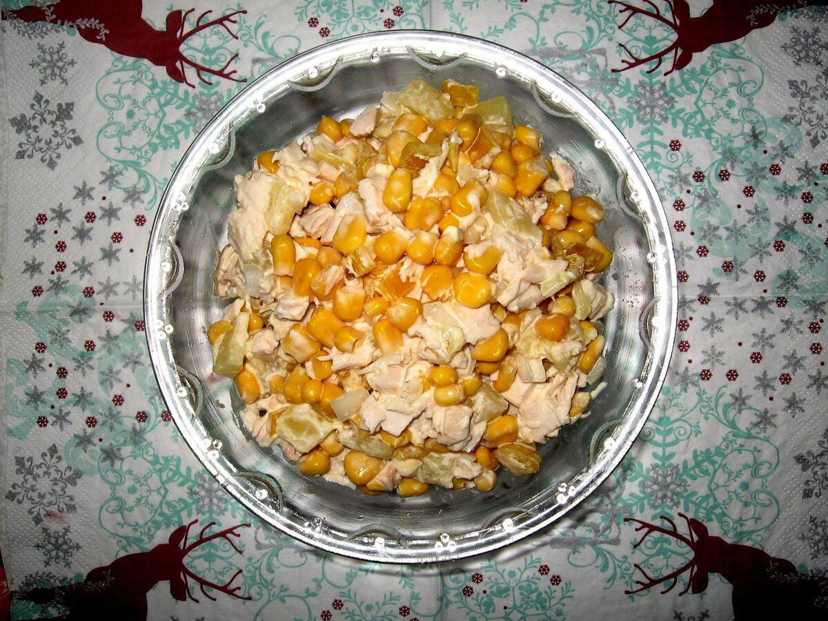 Праздничный салат с курицей и ананасом для новогоднего стола