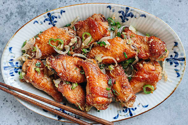 Куриные крылышки с солью и перцем: праздник для гурманов