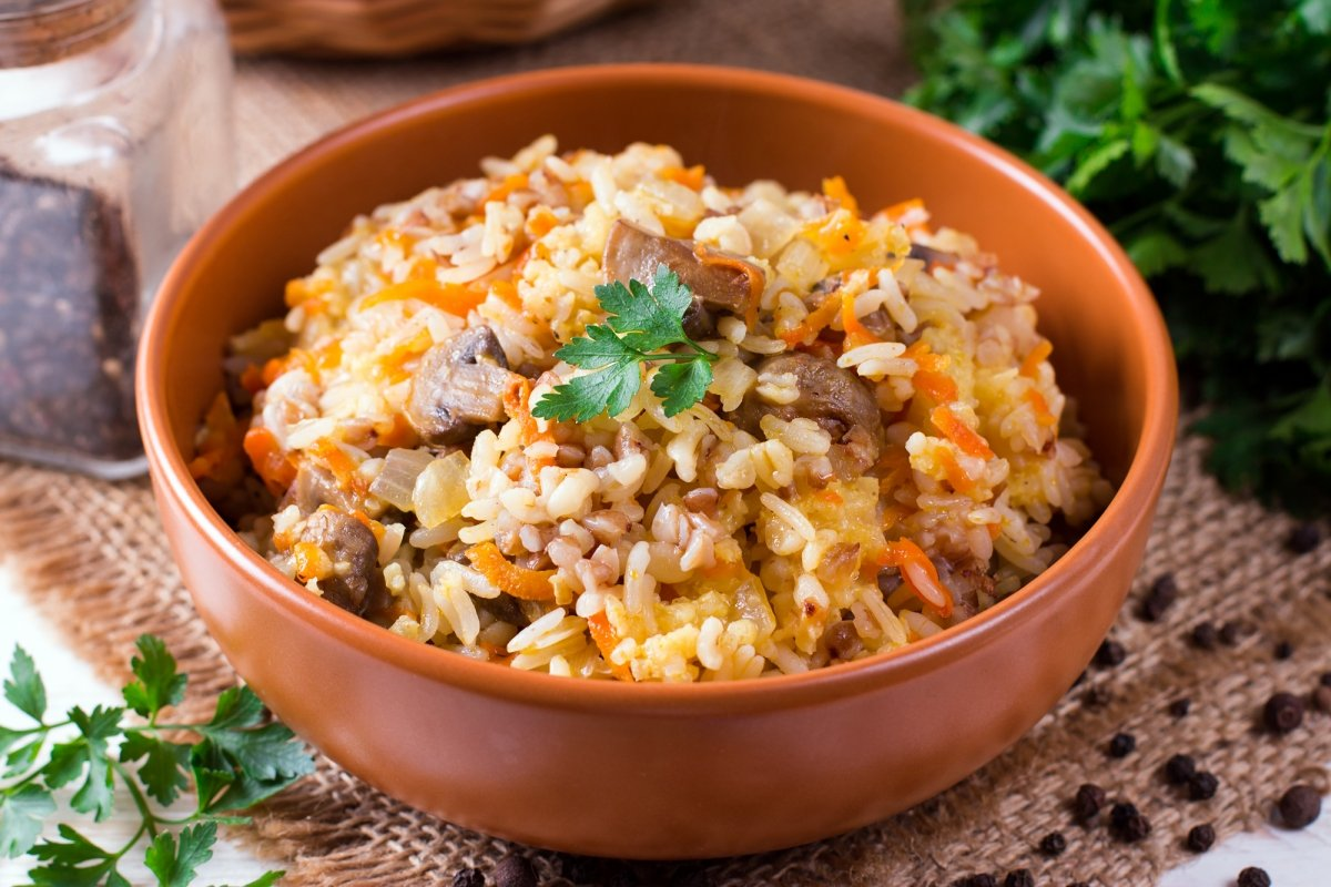 Как приготовить рисовую кашу с перловкой, морковью и грибами для здорового завтрака