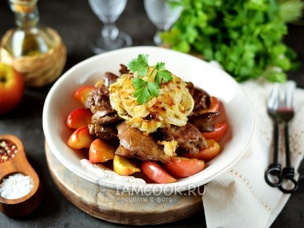 Невероятное сочетание: куриная печень с хрустящим луком и яблоками