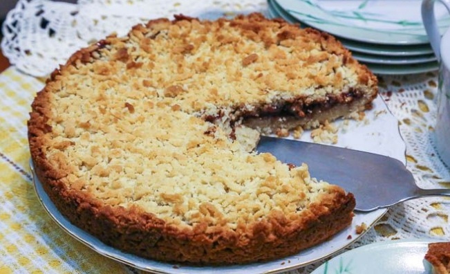 Постный тертый пирог с вареньем