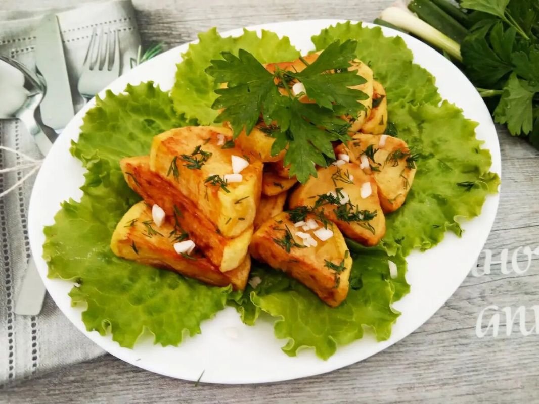 Вдохновляющий гарнир: жареный картофель с чесноком и зеленью