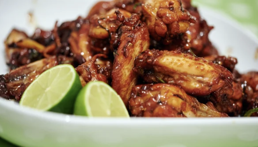 Пикантные куриные крылышки: простой и быстрый рецепт на ужин