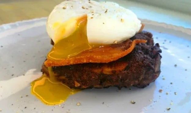 Сочный бифштекс с яйцом и хрустящим беконом