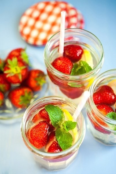 Освежающий лимонад с клубникой и мятой для летних вечеров