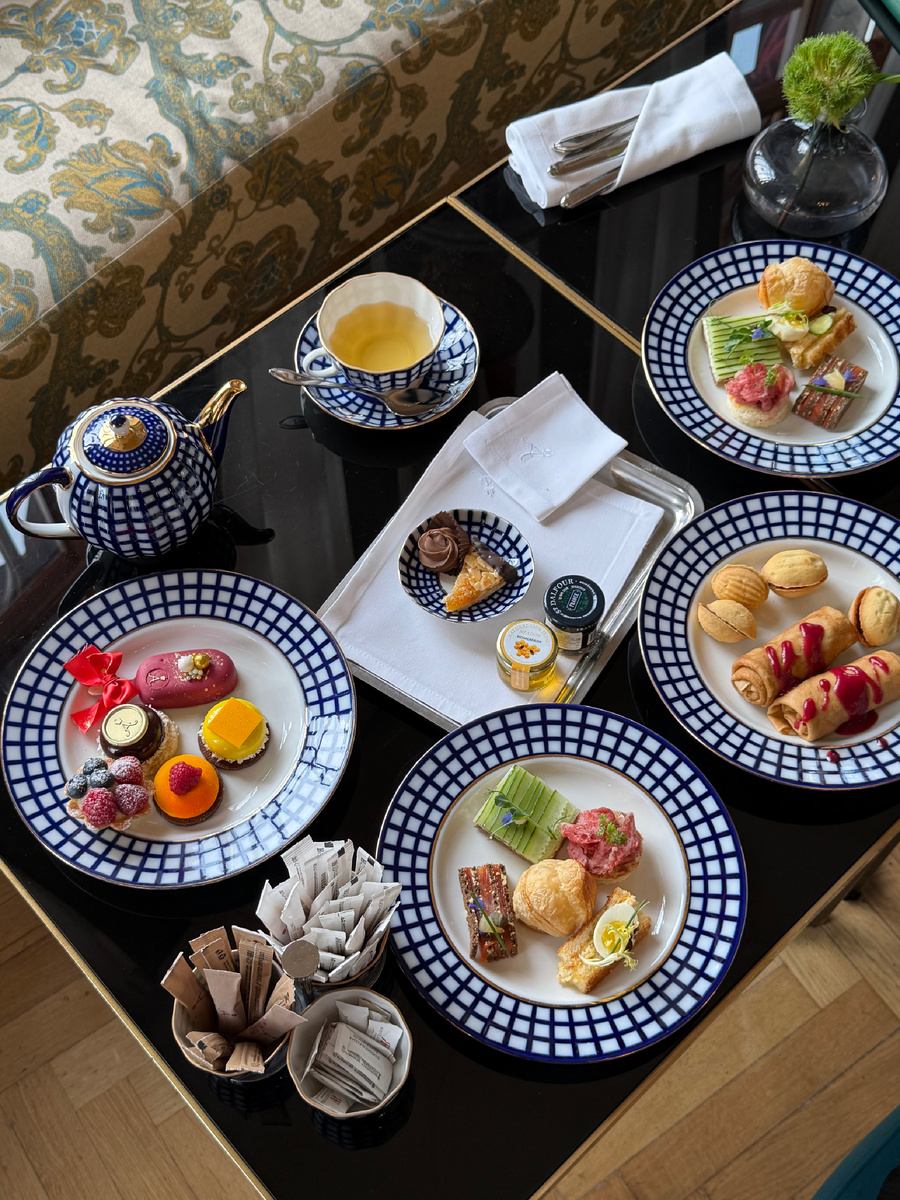 Чаепитие в «Астории»: действительно ли цена в 4800 рублей оправдана?