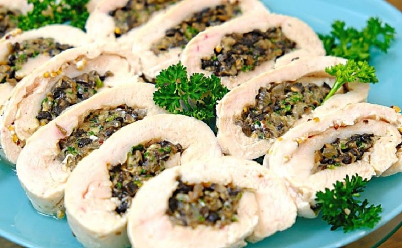 Восхитительный рулет из куриного филе с грибами и ароматным йогуртовым маринадом