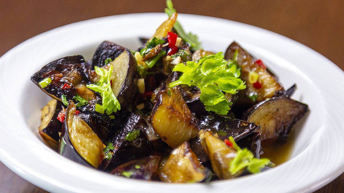 Пикантный салат из баклажанов: простая закуска с характером