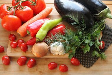 Летнее овощное рагу: яркое блюдо из баклажанов и перца, которое поднимет вам настроение