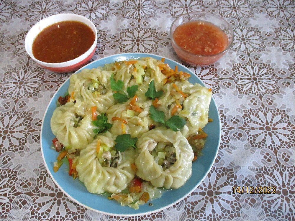 Сытные манты с мясом и картофелем на сковороде